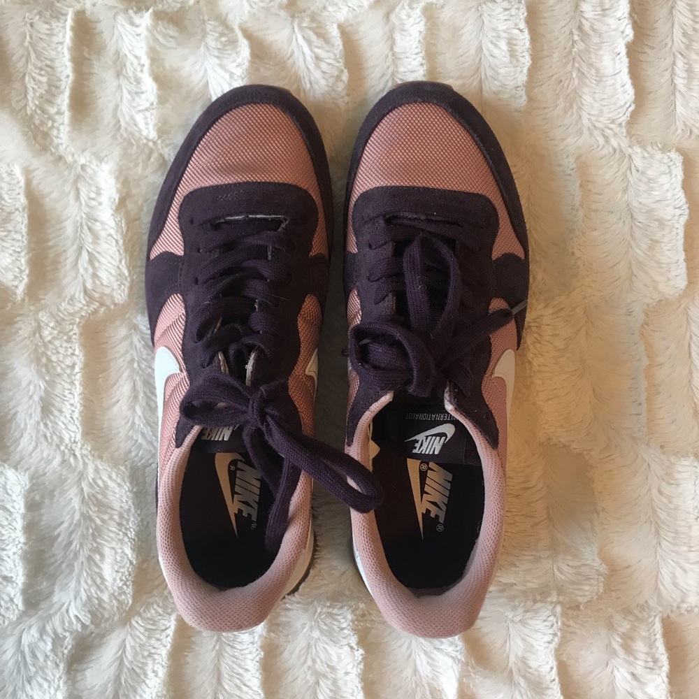 Nike Internationalist Burgundy Women’s Shoe